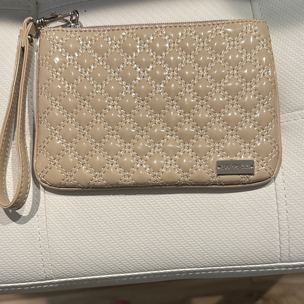 EXPRESS Chic Beige Quilted Wristlet